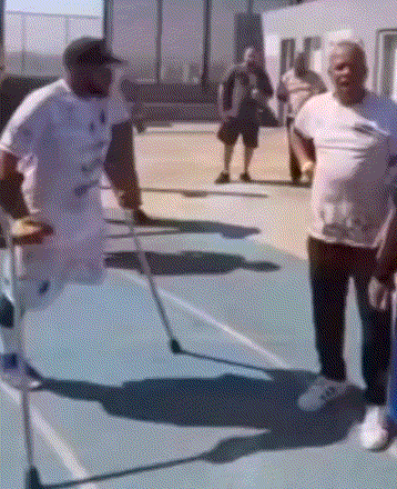 瘸子用断腿踢人.gif